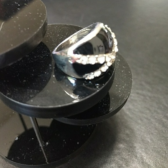 Black enamel ring with rhinestones Size 6 - Picture 3 of 7